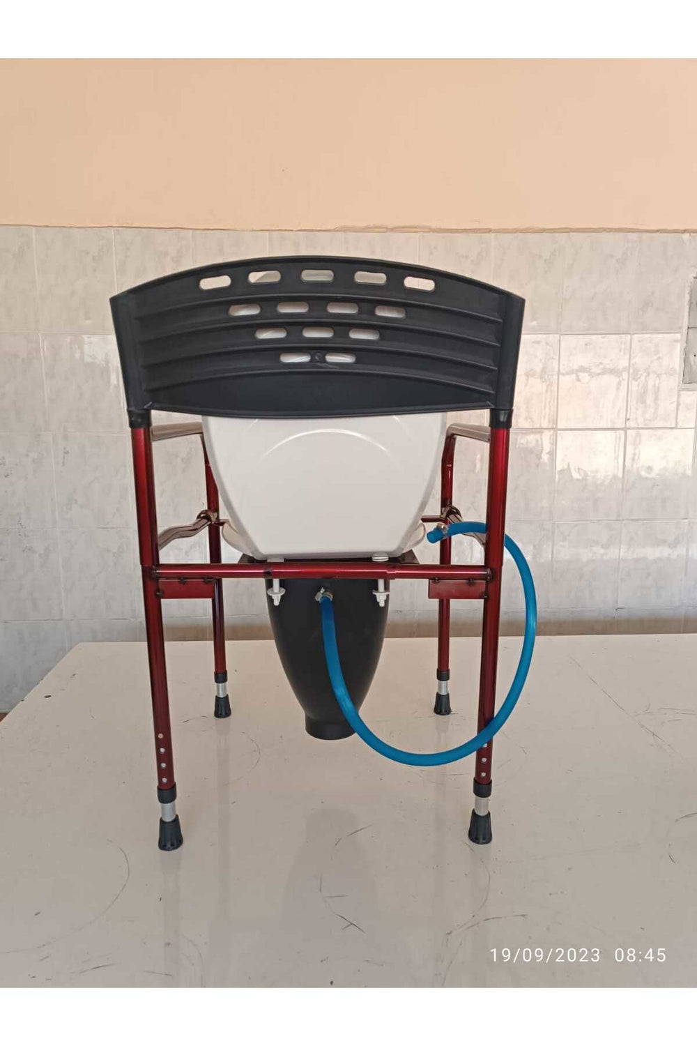 Taharet musluklu seyyar katlanabilir hasta yaşlı tuvalet sandalyesi klozetli wc li oturak