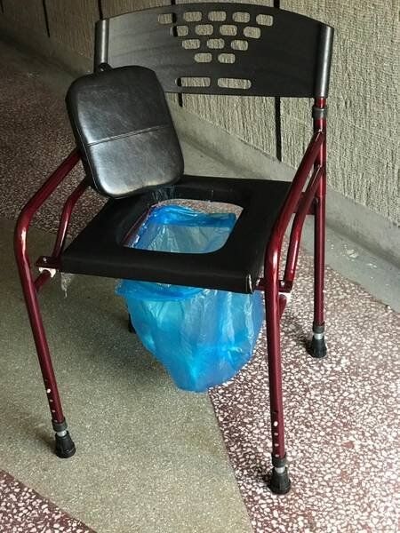 Klozetli katlanabilir tekerlekli sandalye